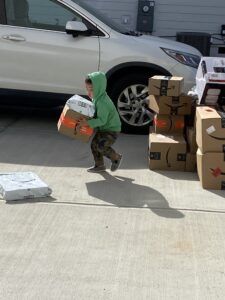 Lisa Yuan (MBA ’09)'s son helps carry boxes.