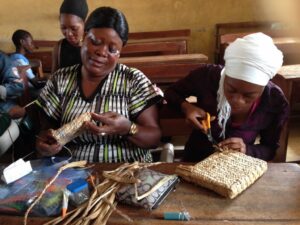 MitiMeth weaving handicrafts from dried out fibers