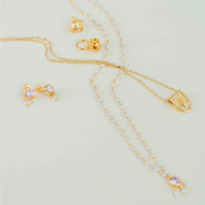 The Rani of Hearts collection, Ataro Jewellery’s debut collection, draws inspiration from a deep, vibrant pink historically reserved for royalty. Highlighting this regal hue, the pieces combine pink cubic zirconia and freshwater pearls with Ataro’s signature 18-karat gold-plated eco-brass.