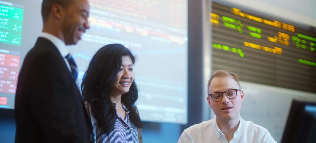 students in capital markets lab