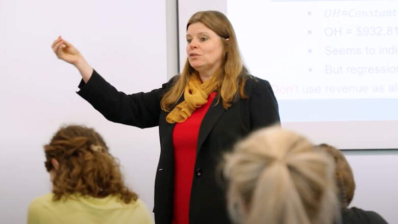 Eva Labro teaching class