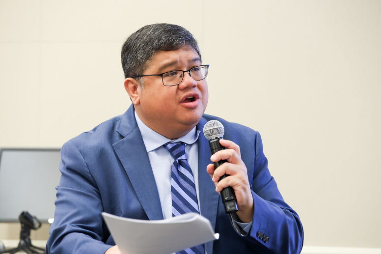 Eric Maribojoc with a microphone.