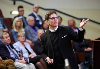 Jason Kilar (ABJM, BSBA ’93) speaks at the 2025 Weatherspoon Lecture.