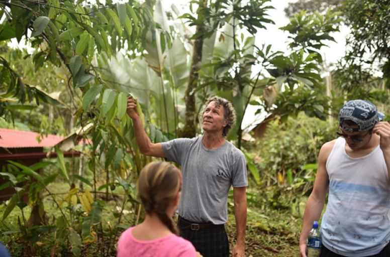 Tim O’Hara, founder of Rancho Mastatal, shows young students local plant species found on site. Via Rancho Mastatal