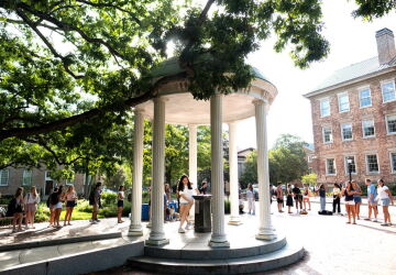 Students line up around the Old Well on FDOC.