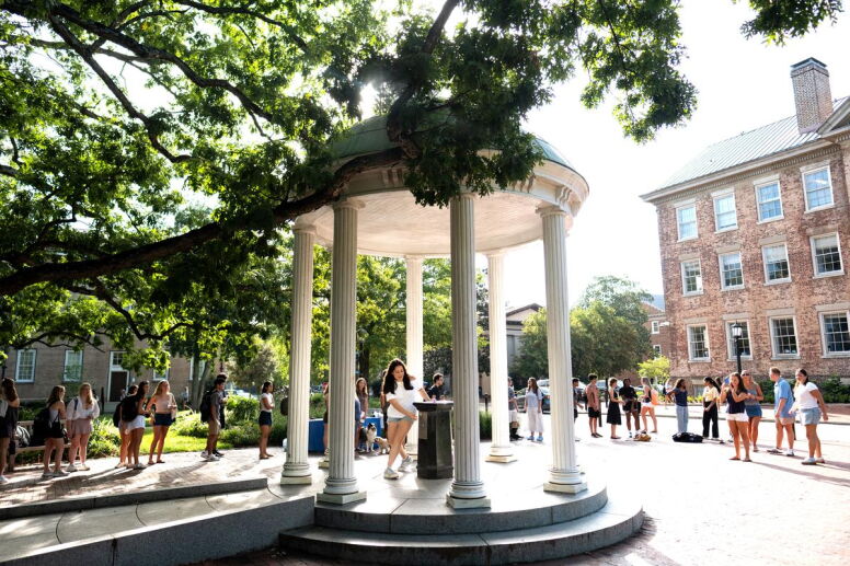 Students line up around the Old Well on FDOC.